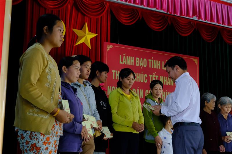 Đồng chí Bùi Thắng trao tặng các phần quà cho các hộ gia đình có hoàn cảnh khó khăn trên địa bàn huyện.