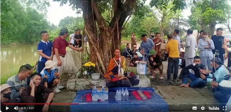 Đám đông vây quanh Sư Minh Tuệ. (Ảnh cắt từ clip).