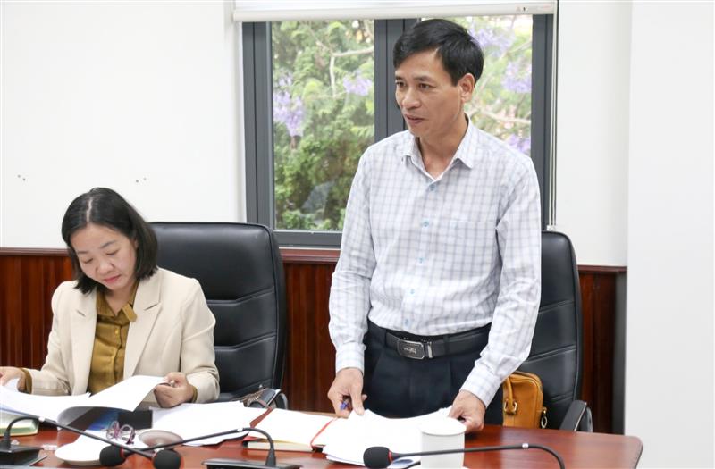 Đồng chí Nguyễn Văn Hải, Phó Giám đốc Báo và Phát thanh, Truyền hình Lâm Đồng, thành viên Ban Tổ chức Hội thi phát biểu ý kiến tại cuộc họp