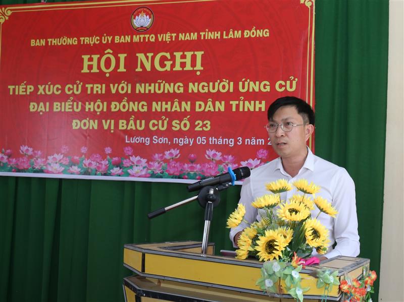 Ứng cử viên Lâm Hồng Tuyên trình bày chương trình hành động tại hội nghị tiếp xúc cử tri