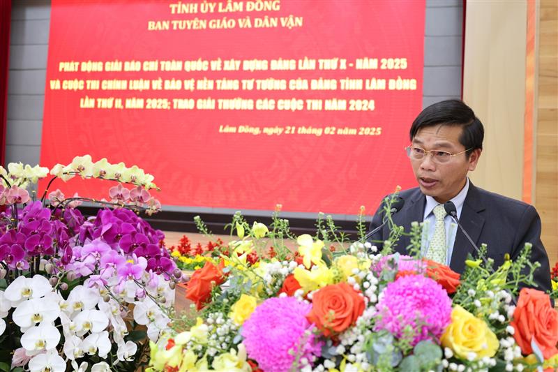 Đồng chí Huỳnh Minh Hải - Phó Trưởng Ban Tuyên giáo và Dân vận Tỉnh ủy báo cáo tổng kết các cuộc thi