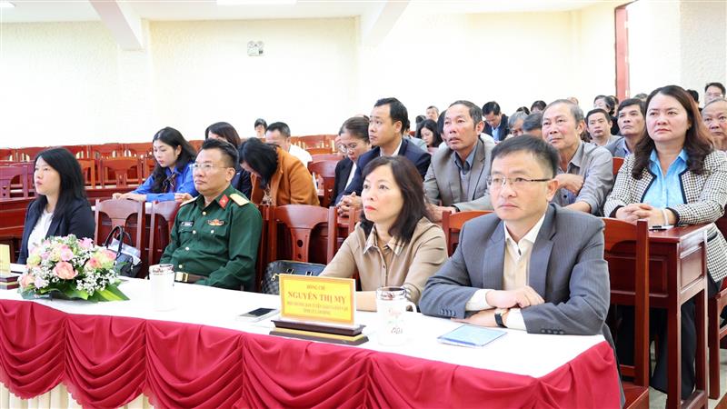 Đồng chí Nguyễn Thị Mỵ - Phó Trưởng Ban Tuyên giáo và Dân vận Tỉnh ủy cùng lãnh đạo UBND thành phố Đà Lạt tham dự hội nghị