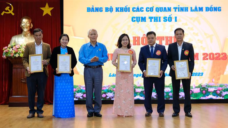 Trao giải cho các thí sinh đạt giải khuyến khích.