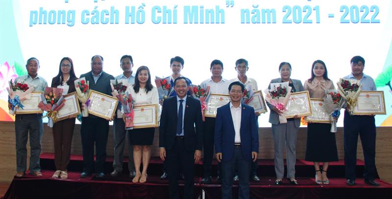 Đồng chí Trần Trung Hiếu - Phó Trưởng ban Thường trực Ban Tuyên giáo Tỉnh ủy và Bí thư Huyện ủy, Chủ tịch HĐND huyện Đơn Dương Trương Văn Tùng biểu dương các cá nhân, tập thể có thành tích xuất sắc trong học tập và và làm theo tấm gương đạo đức của Bác.