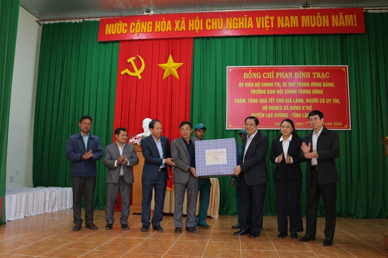 Đồng chí Phan Đình Trạc - Ủy viên Bộ Chính trị, Bí thư Trung ương Đảng, Trưởng Ban Nội chính Trung ương tặng quà Tết cho xã Đưng K’Nớ, huyện Lạc Dương