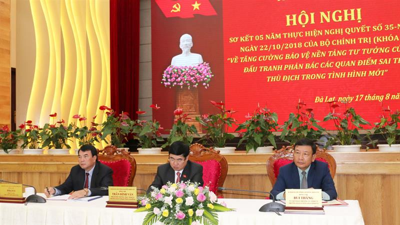 Các đồng chí chủ trì hội nghị.