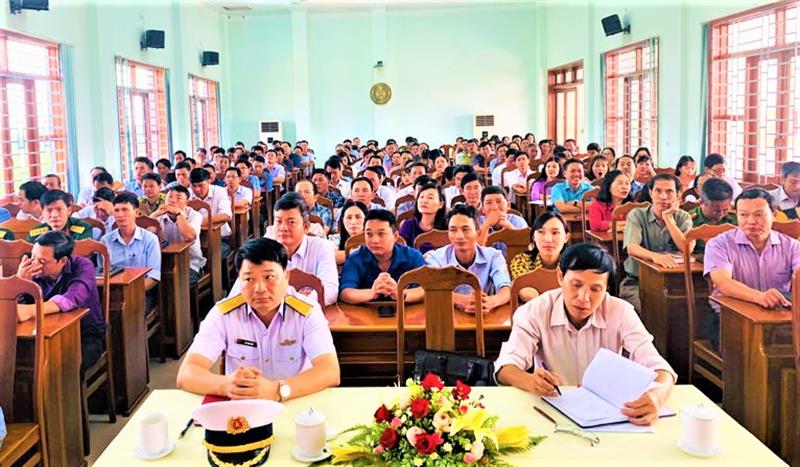 Cán bộ chủ chốt huyện Đạ Tẻh tham dự buổi tuyên truyền về tình hình biển, đảo