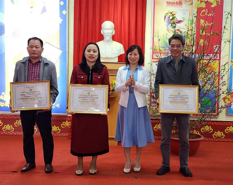 Ban tổ chức đã trao chứng nhận cho Báo Lâm Đồng (thứ 2 từ trái sang) và các tập thể đã liên tục tham gia Hội báo Xuân trong suốt 20 năm qua