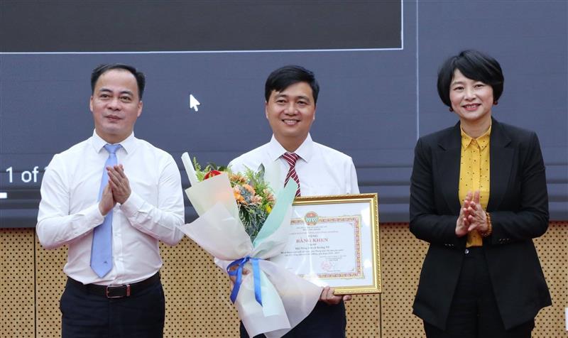 Đồng chí Phạm Thị Phúc - Phó Bí thư Tỉnh uỷ, Chủ tịch Uỷ ban Mặt trận Tổ quốc Việt Nam tỉnh và đồng chí Nguyễn Hồng Hải - Ủy viên BCH Trung ương Hội Nông dân Việt Nam, Phó Trưởng ban Công tác Nông dân - Ủy ban Trung ương MTTQ Việt Nam tặng bằng khen cho các tập thể, cá nhân