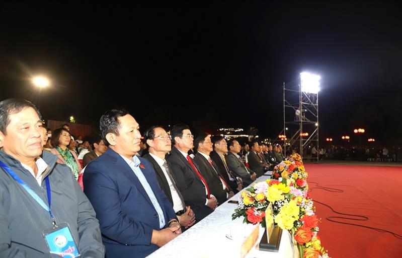 Đại diện lãnh đạo các sở, ban, ngành của tỉnh, lãnh đạo TP Bảo Lộc và các địa phương tham dự chương trình nghệ thuật.