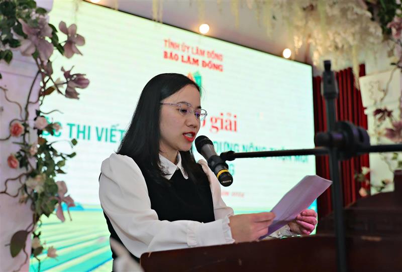 Nhà báo Nguyễn Thị Hải Yến - Trưởng phòng phóng viên Xây dựng Đảng - Nội chính - Bạn đọc, Thư ký Chi Hội nhà báo Báo Lâm Đồng thay mặt Ban tổ chức nhận xét các tác phẩm dự thi