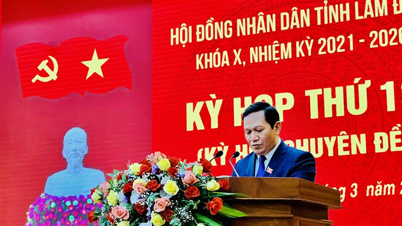 Phó Chủ tịch HĐND tỉnh K' Mák phát biểu tại kỳ họp.