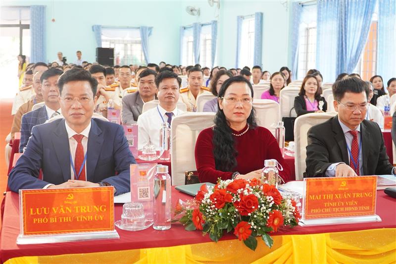 Đồng chí Lưu Văn Trung, Phó Bí thư Tỉnh ủy cùng lãnh đạo các cơ quan, đơn vị tỉnh và các địa phương lân cận đã về dự chung vui cùng đại hội