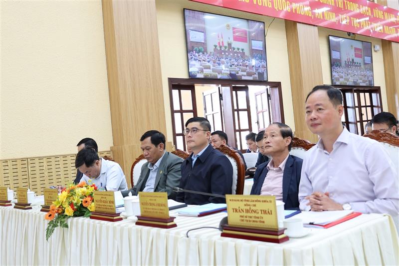 Đồng chí Trần Hồng Thái - Phó Bí thư Tỉnh ủy, Chủ tịch UBND tỉnh cùng các Ủy viên Ban Thường vụ Tỉnh ủy dự hội nghị tại điểm cầu Hội trường Tỉnh ủy