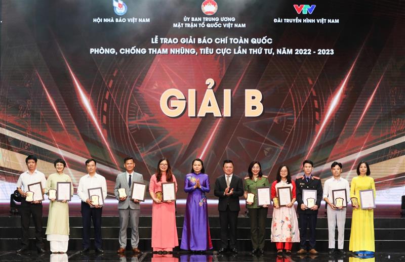 Ban tổ chức trao giải B cho các tác giả, nhóm tác giả đoạt giải.