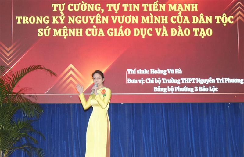 Phần thi của thí sinh Hoàng Vũ Hà, Chi bộ Trường THPT Nguyễn Tri Phương, Đảng bộ Phường 3 Bảo Lộc