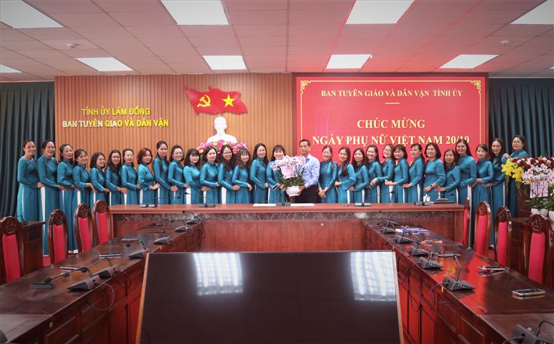 Lãnh đạo Ban và cán bộ, công chức nữ cơ quan chụp hình lưu niệm nhân kỷ niệm 95 năm ngày thành lập Hội Liên hiệp Phụ nữ Việt Nam