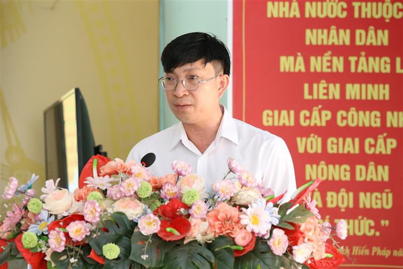 Ứng cử viên Lâm Hồng Tuyên trình bày chương trình hành động tại hội nghị tiếp xúc cử tri