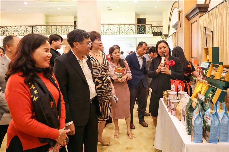 Phó Chủ tịch UBND tỉnh - Võ Ngọc Hiệp tham quan gian trưng bày sản phẩm của doanh nghiệp tỉnh Lâm Đồng. Ảnh: Lê Hoa