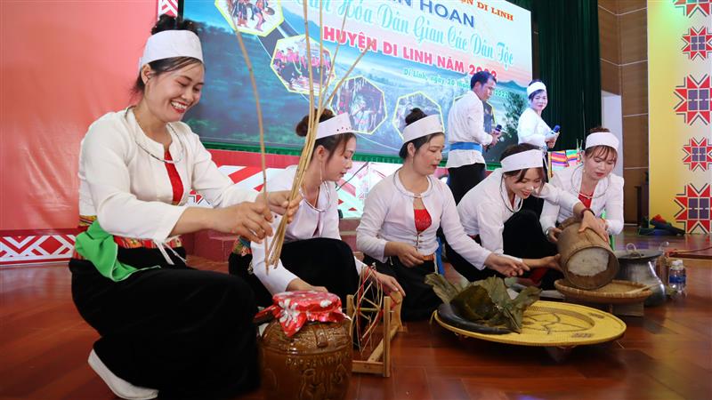 Bảo tồn và phát huy giá trị văn hóa truyền thống làm nền tảng xây dựng văn hóa, con người Việt Nam trong thời đại mới. Ảnh: N.Ngà
