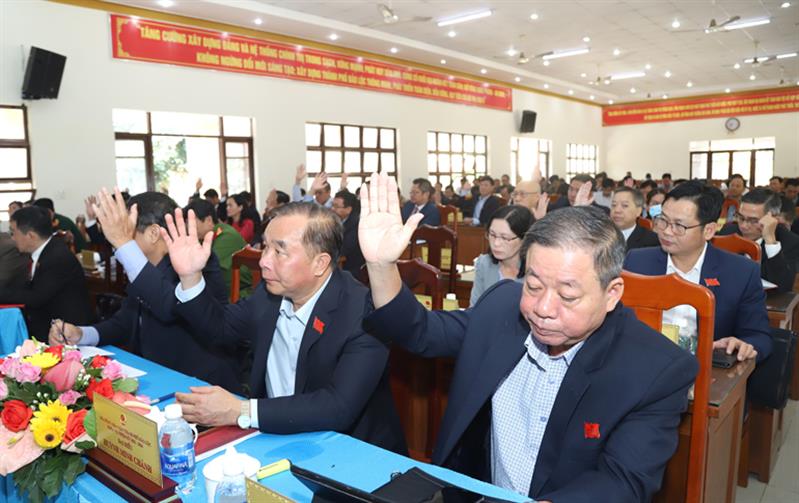 Đại biểu biểu quyết thông qua các tờ trình, nghị quyết tại Kỳ họp.