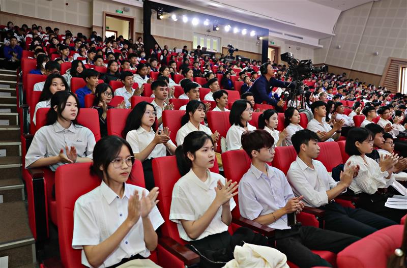 Các tân sinh viên tham dự Lễ trao học bổng Tiếp sức đến trường