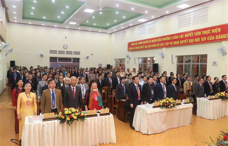 Các đại biểu thực hiện nghi thức chào cờ tại Đại hội