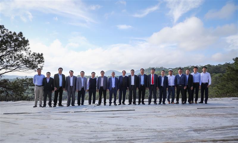 Lãnh đạo tỉnh Lâm Đồng, TP Đà Lạt và đơn vị thi công chụp hình lưu niệm trên cầu cải tuyến.