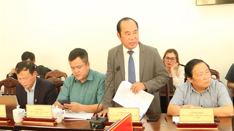 Đại diện lãnh đạo Sở Văn hóa Thể thao và Du lịch thông tin về tình hình, tiến độ triển khai Festival Hoa Đà Lạt lần thứ X 
