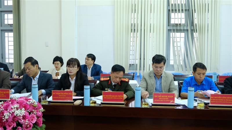 Đại diện lãnh đạo các sở, ngành tham dự buổi làm việc.