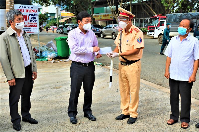 Đồng chí Bùi Thắng - UVBTV, Trưởng Ban Tuyên giáo Tỉnh ủy trao quà cho chốt kiểm soát dịch chợ đầu mối nông sản.