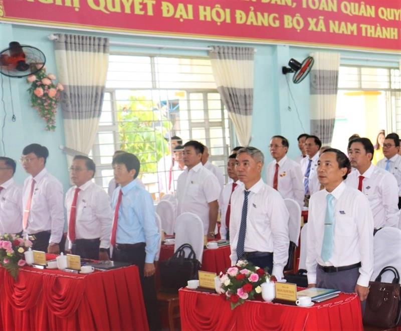 Các đại biểu dự Đại hội thực hiện nghi thức chào cờ.