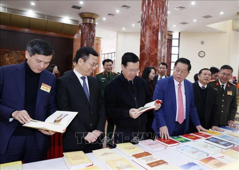 Chủ tịch nước Võ Văn Thưởng và các đại biểu tham quan khu trưng bày các ấn phẩm về “Tăng cường bảo vệ nền tảng tư tưởng của Đảng, đấu tranh phản bác các quan điểm sai trái, thù địch trong tình hình mới”. (Ảnh: TTXVN)