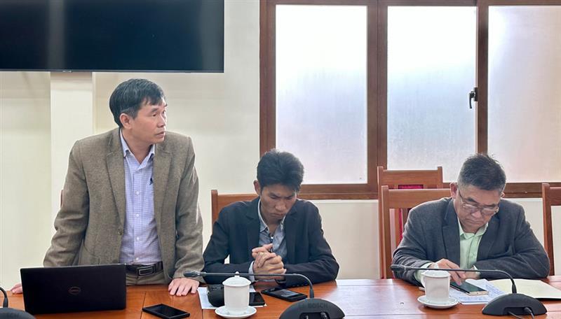 Các nhà báo đặt câu hỏi tại hội nghị.