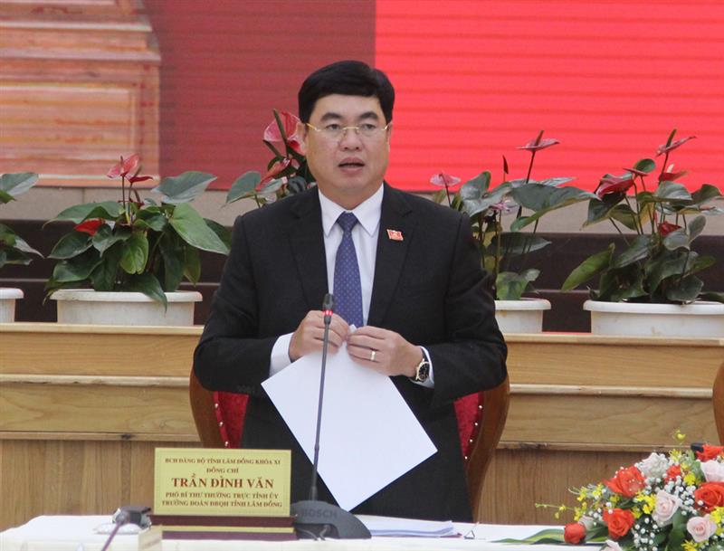 Đồng chí Trần Đình Văn – Phó Bí thư Thường trực Tỉnh ủy, Trưởng Đoàn Đại biểu Quốc hội khóa XV tỉnh Lâm Đồng phát biểu điều hành hội nghị.