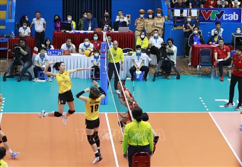 Pha đập bóng của VĐV đội tuyển nữ bóng chuyền Việt Nam (Sport Center I, áo vàng) trong trận chung kết gặp CLB Diamond Food Fine Chef Sport Club (Thái Lan, áo đỏ)