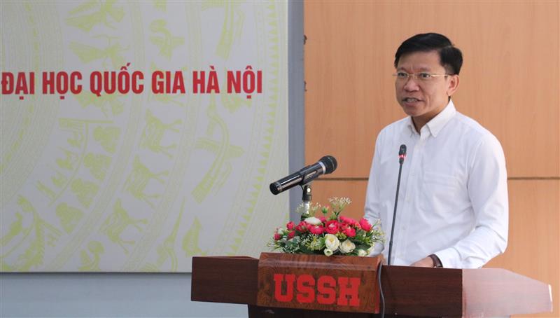 Hiệu trưởng Trường Đại học Khoa học xã hội và Nhân văn Hoàng Anh Tuấn báo cáo tại buổi làm việc.