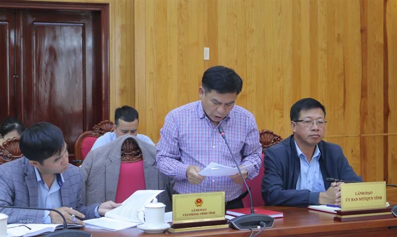 Đại diện lãnh đạo Văn phòng UBND tỉnh thông tin về tình hình kinh tế - xã hội, quốc phòng, an ninh 