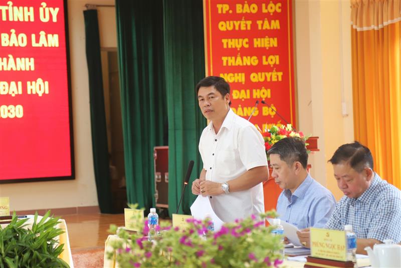 Đồng chí Nghiêm Xuân Đức - Phó Bí thư Thường trực Thành ủy, Chủ tịch HĐND TP Bảo Lộc báo cáo tại buổi làm việc