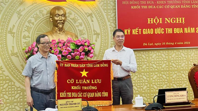 Bàn giao cờ luân lưu cho Văn phòng Tỉnh uỷ làm khối trưởng.