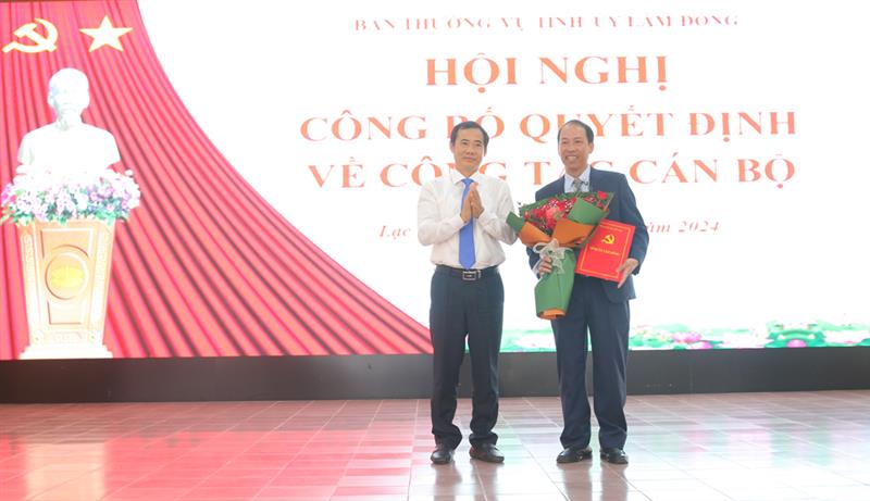 Đồng chí Nguyễn Thái Học – Quyền Bí thư Tỉnh ủy trao quyết định của Ban Thường vụ Tỉnh ủy về việc cho thôi giữ chức vụ, nghỉ công tác đối với đồng chí Sử Thanh Hoài.