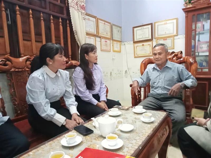 Thăm tặng quà người có uy tín tại xã Đạ Huoai3 