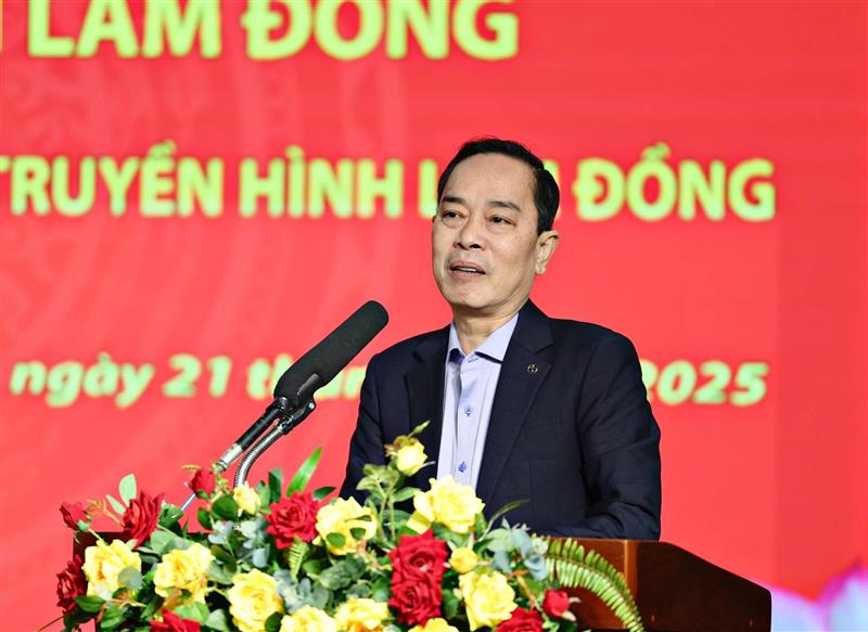 Nhà báo Lê Huy Toàn, Tổng Biên tập Báo và PTTH tỉnh Lâm Đồng báo cáo tình hình hoạt động, vận hành của cơ quan thời gian qua