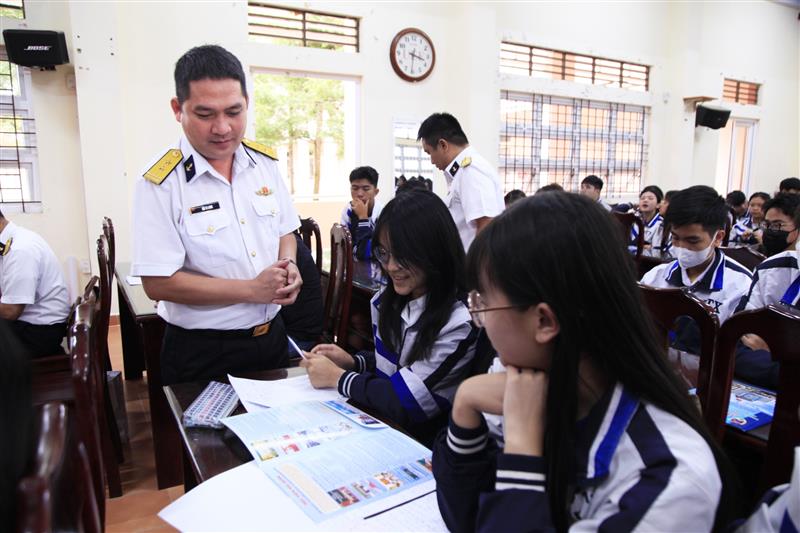 Các báo cáo viên hướng dẫn thông tin tuyển sinh vào Học viện Hải quân