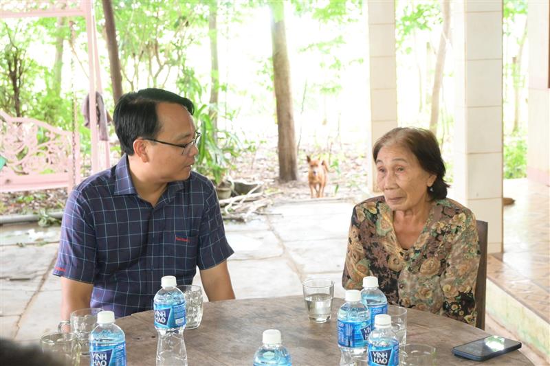 Bà Tám là con gái duy nhất trong 6 người con còn sống (bản thân đang hưởng chế độ tù đày), 5 anh trai là liệt sĩ