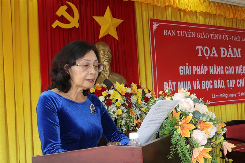 Đại diện Tổ dân phố trên địa bàn Phường 8, thành phố Đà Lạt tham luận về việc duy trì đọc báo, tạp chí Đảng hiệu quả từ mô hình Thư viện cộng đồng.
