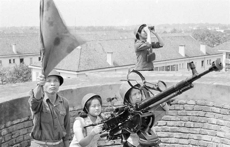 Phân đội 12,7mm tự vệ nhà máy dệt kim Đông Xuân thường xuyên huấn luyện sẵn sàng đánh máy bay Mỹ, tháng 4/1972. (Ảnh: Tư liệu TTXVN).
