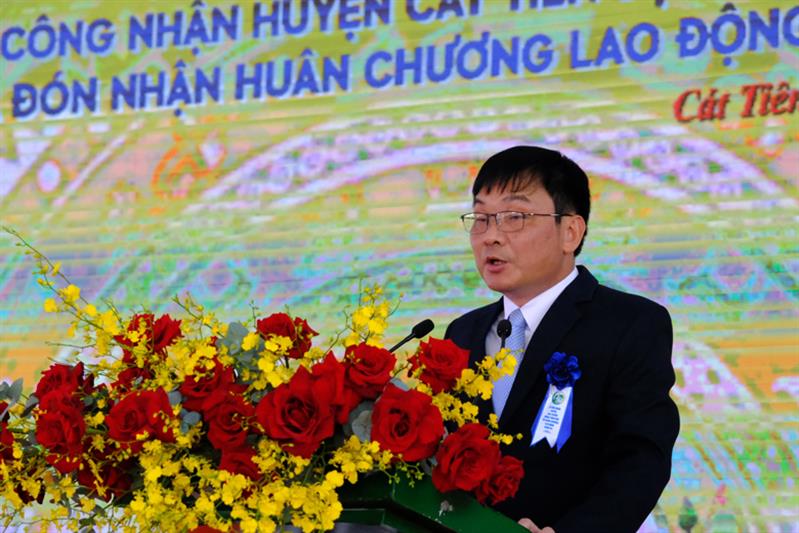 Đồng chí Nguyễn Hoàng Phúc - Chủ tịch UBND huyện Cát Tiên trình bày báo cáo tóm tắt quá trình 10 năm xây dựng NTM huyện Cát Tiên