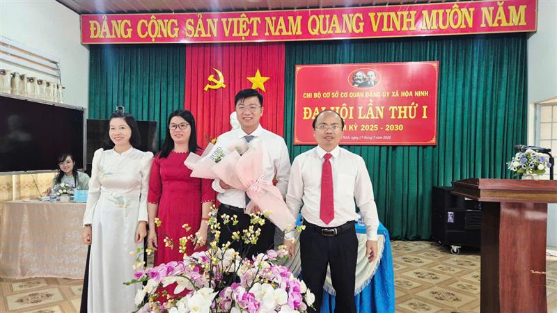 Đ/c Trần Đức Công - Bí thư Đảng ủy, CT HĐND xã tặng hoa chúc mừng Đại hội