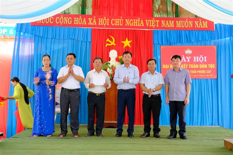 Trao Quyết định công nhận Khu dân cư kiểu mẫu năm 2023 cho Tổ dân phố 7. 